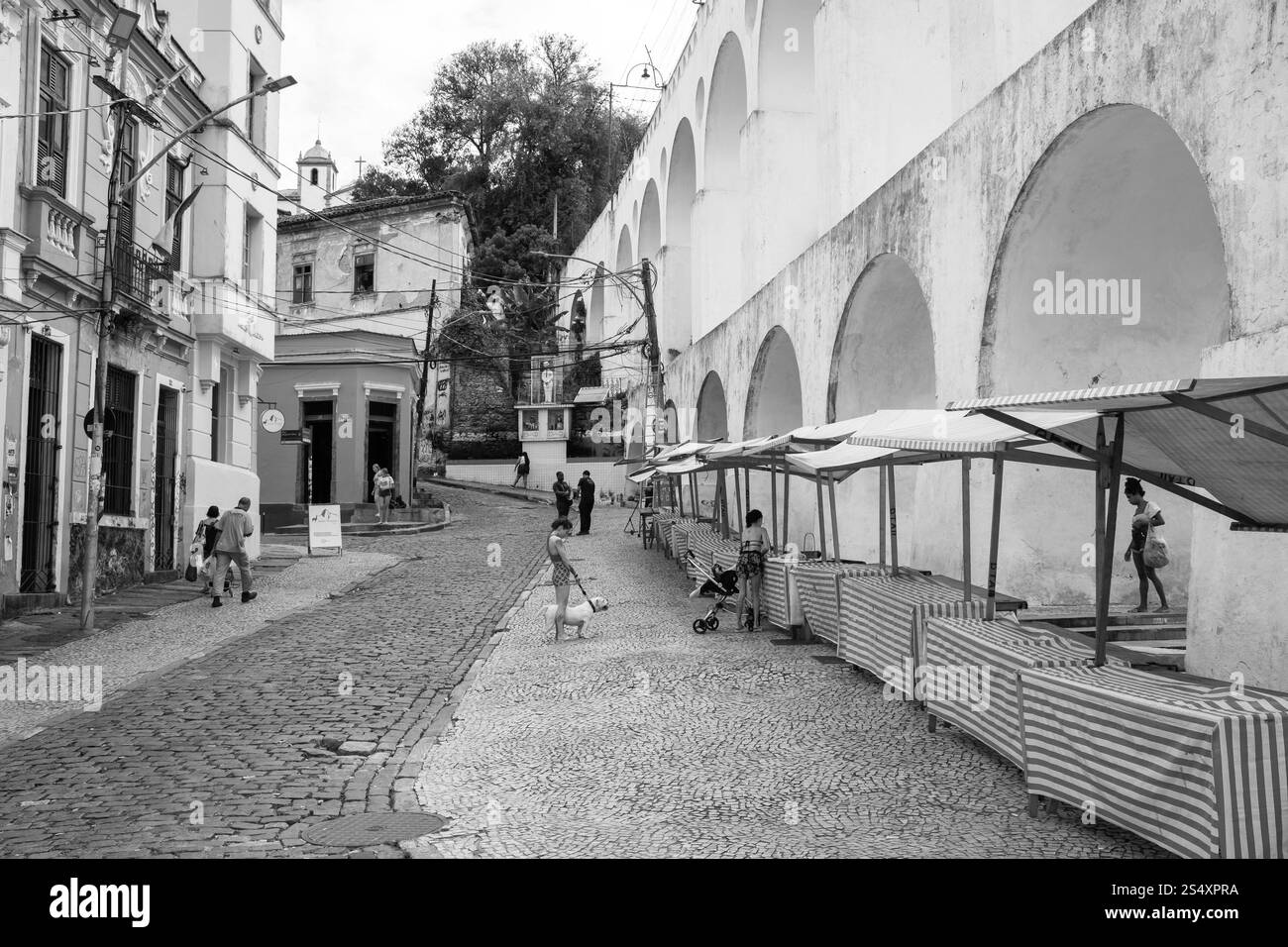 Scène de rue en noir et blanc près de l'aqueduc Carioca dans le quartier Lapa de Rio de Janeiro, Brésil. Banque D'Images