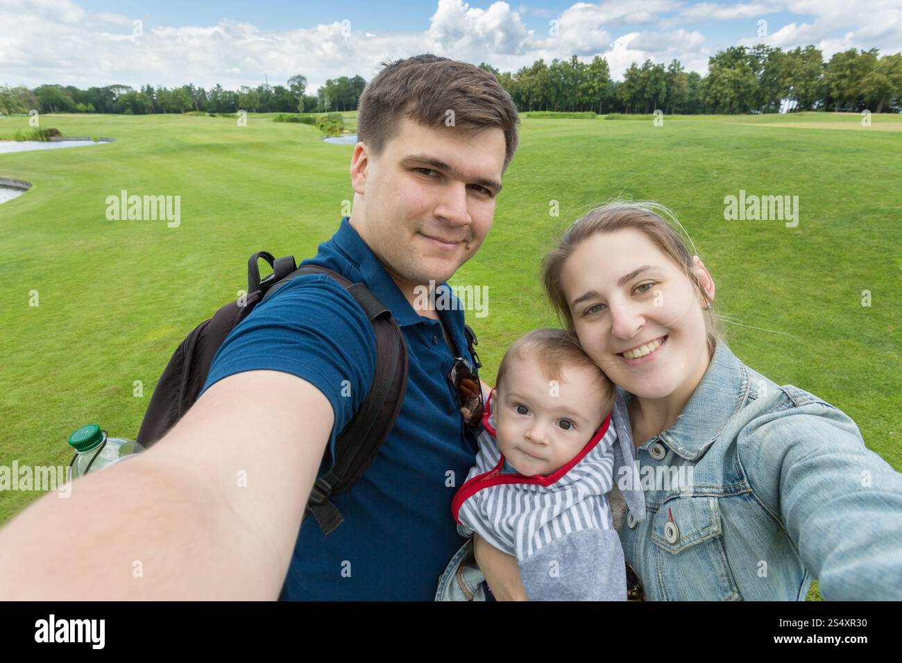 Portrait de la belle famille heureuse avec baby boy faire à selfies park Banque D'Images
