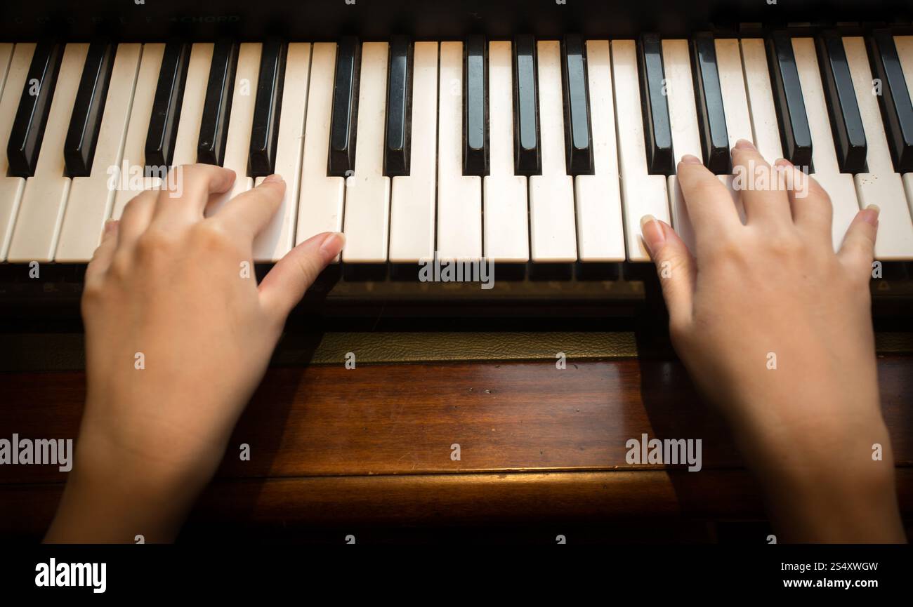 Libre de droit de l'enfant jouant au piano Banque D'Images