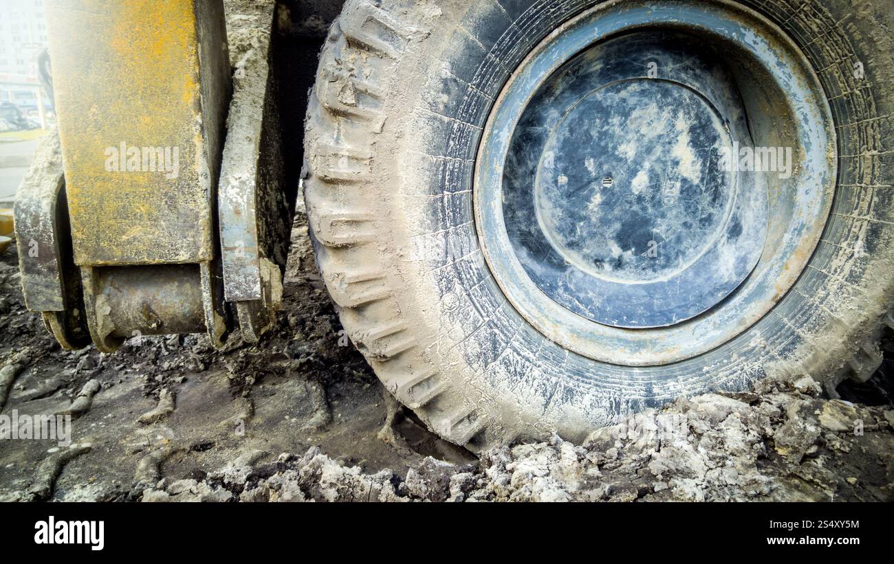Photo gros plan de la grande roue de la saleté de poids lourds sur chantier Banque D'Images