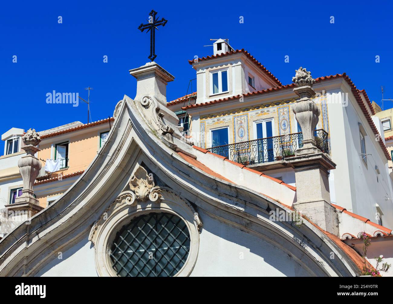 Vue sur la ville de Lisbonne (house et église en haut), au Portugal. Banque D'Images