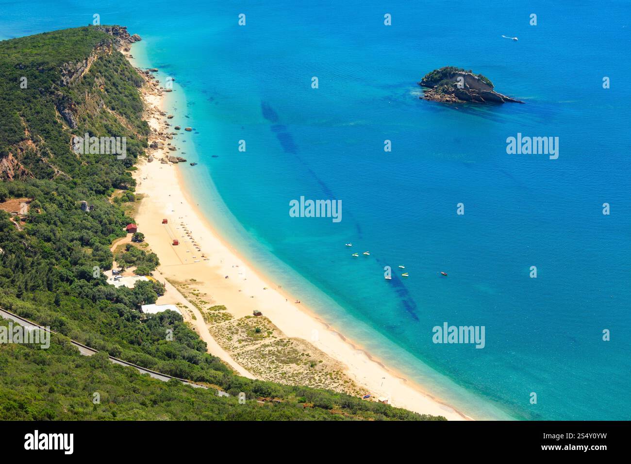 Paysage côtier de mer d'été avec plage de sable de Portinho. Vue de dessus du Parc naturel d'Arrabida à Setubal, Portugal. Toutes les personnes sont méconnaissables. Banque D'Images