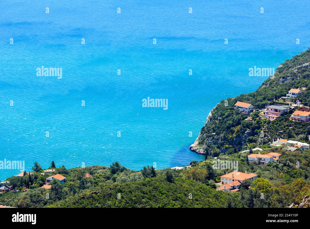 Paysage de la côte de la mer d'été Parc Naturel d'Arrábida de Setubal, Portugal. Banque D'Images