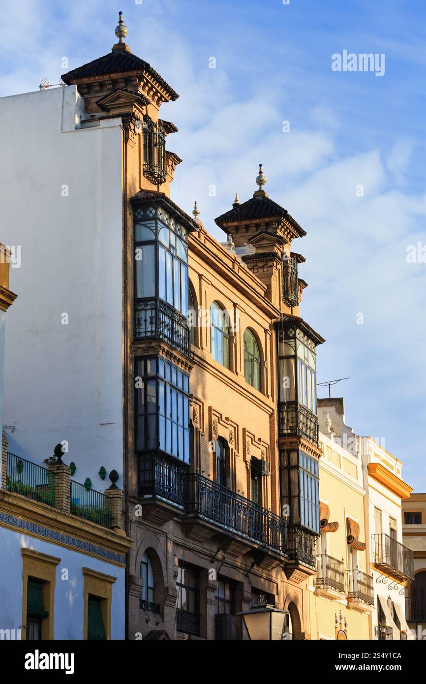 Soir Séville ville paysage urbain (maisons sur fond de ciel), Andalousie, espagne. Banque D'Images
