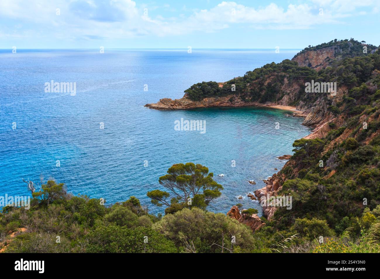 Été mer côte rocheuse avec vue sur la petite plage de sable. Costa Brava, Catalogne, Espagne. Banque D'Images