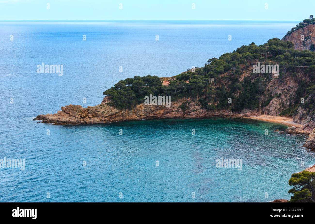 Été mer côte rocheuse avec vue sur la petite plage de sable. Costa Brava, Catalogne, Espagne. Banque D'Images