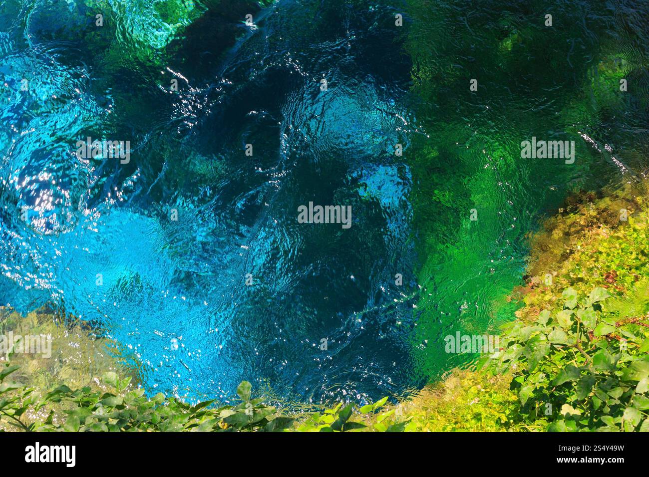 Blue Eye (printemps de l'eau) avec l'eau bleu clair vue d'été (près de Muzine à Vlore Albanie, pays). Banque D'Images