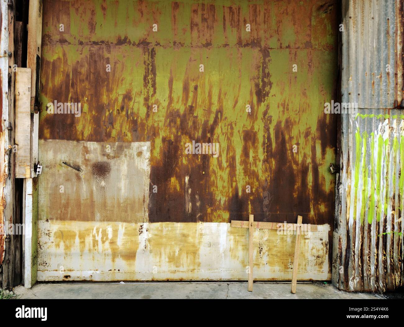 Ancienne porte de garage industrielle, fond papier peint Banque D'Images