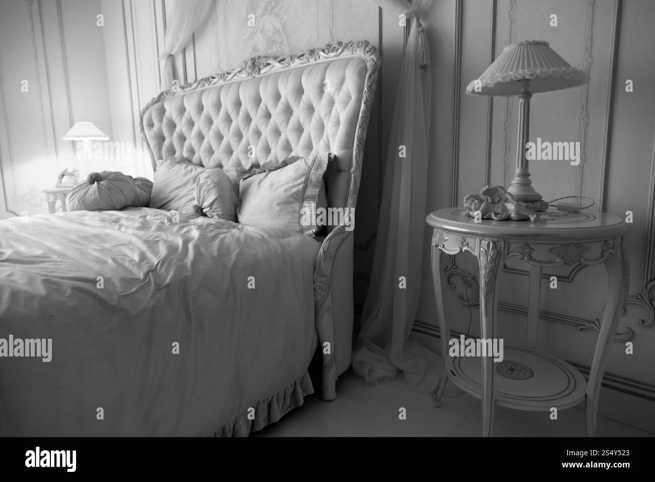 Photo en noir et blanc de l'intérieur luxueux de la chambre à l'hôtel Banque D'Images