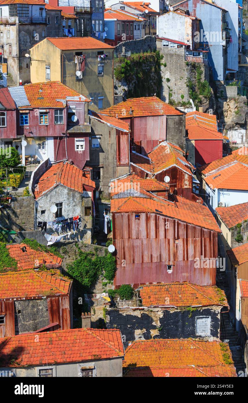 Porto ville haut paysage urbain vue de printemps avec maisons anciennes (Potugal). Banque D'Images