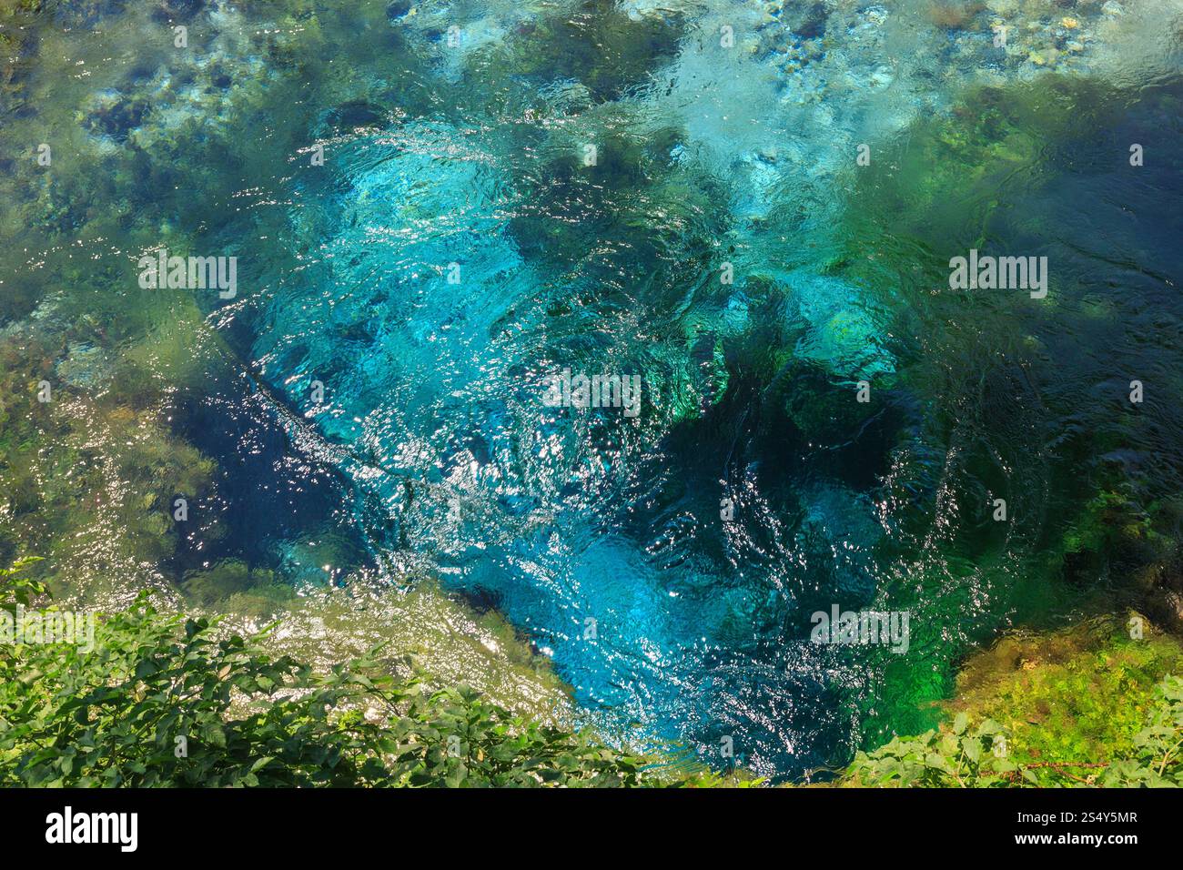 Blue Eye (printemps de l'eau) avec l'eau bleu clair vue d'été (près de Muzine comté à Vlore, Albanie). Banque D'Images