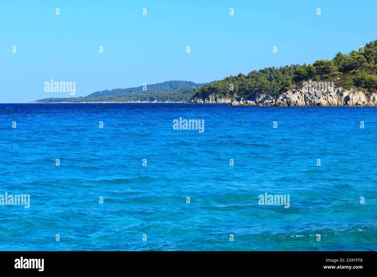 Côte de la mer Égée avec paysage eau marine, vue de Armenistis beach (Chalkidiki). Banque D'Images