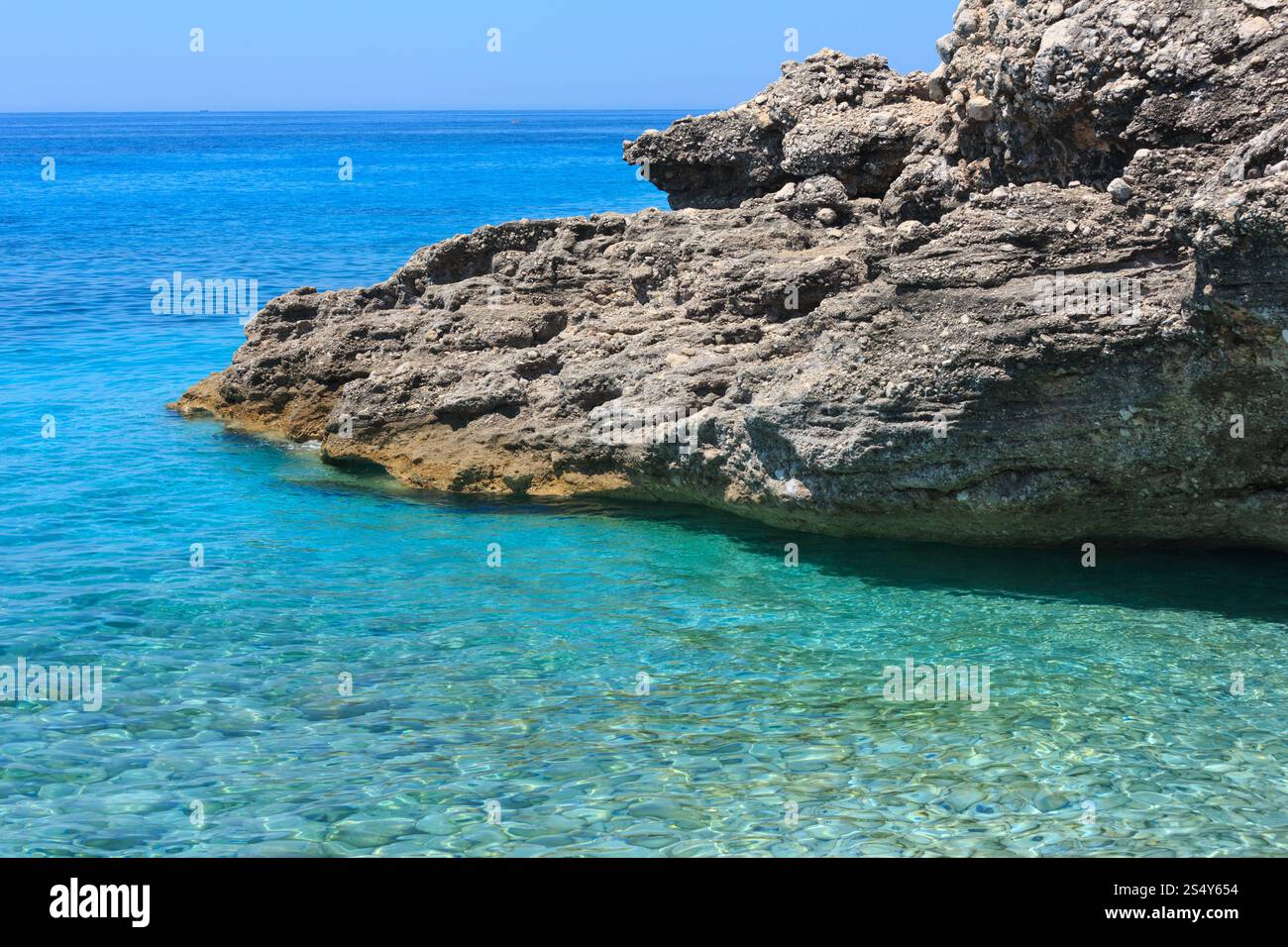 La mer Ionienne d'été sur la côte rocheuse (Drymades beach, Albanie). Banque D'Images