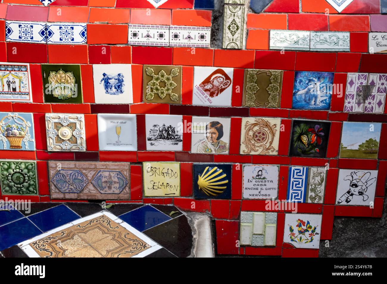 Carreaux peints à la main sur Escadaria Selaron (pas de Lapa), Rio DeJaneiro, Brésil. Banque D'Images