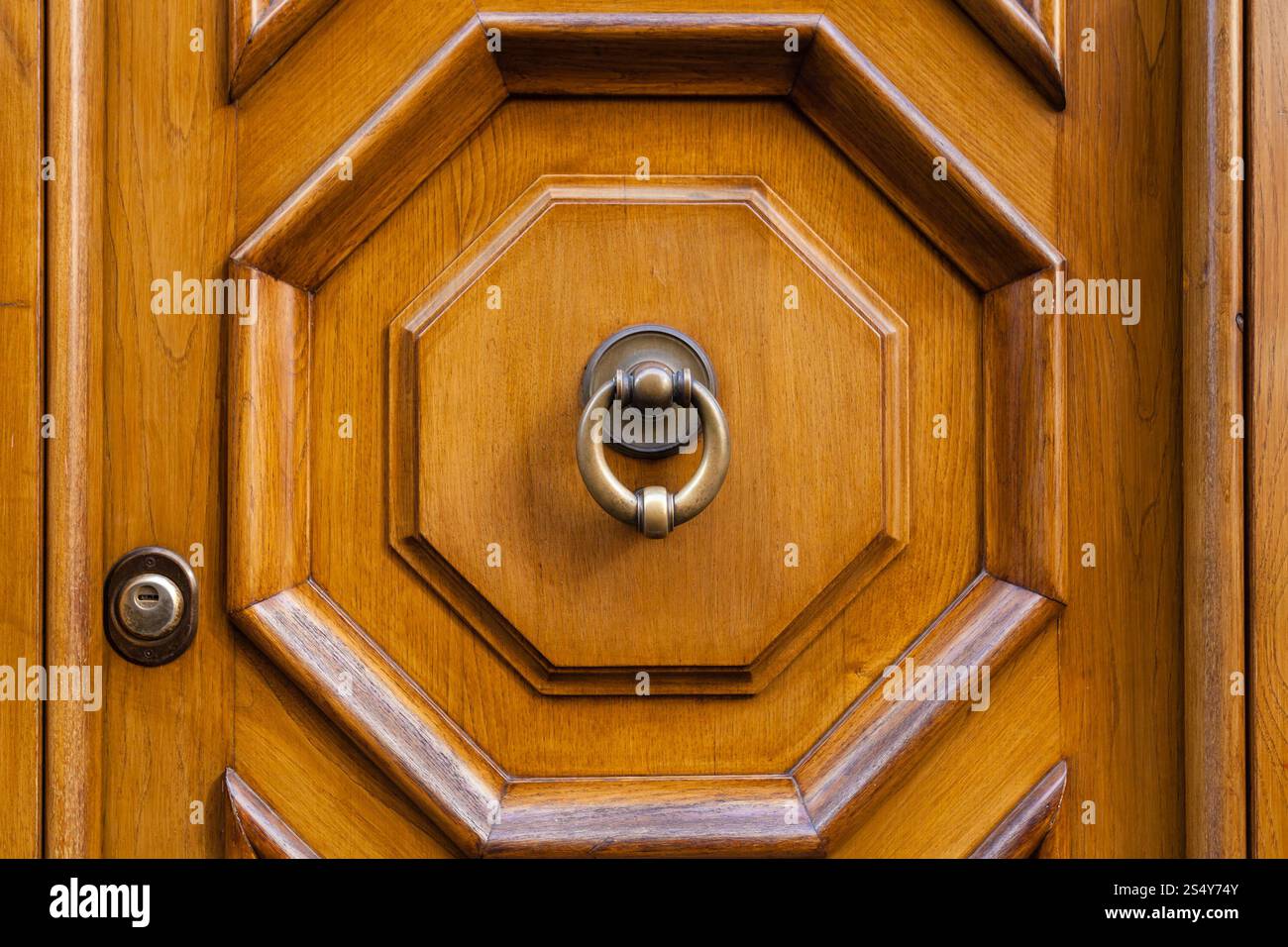 Voyage d'Italie - heurtoir laiton externe sur porte en bois brun en ville Rome Banque D'Images
