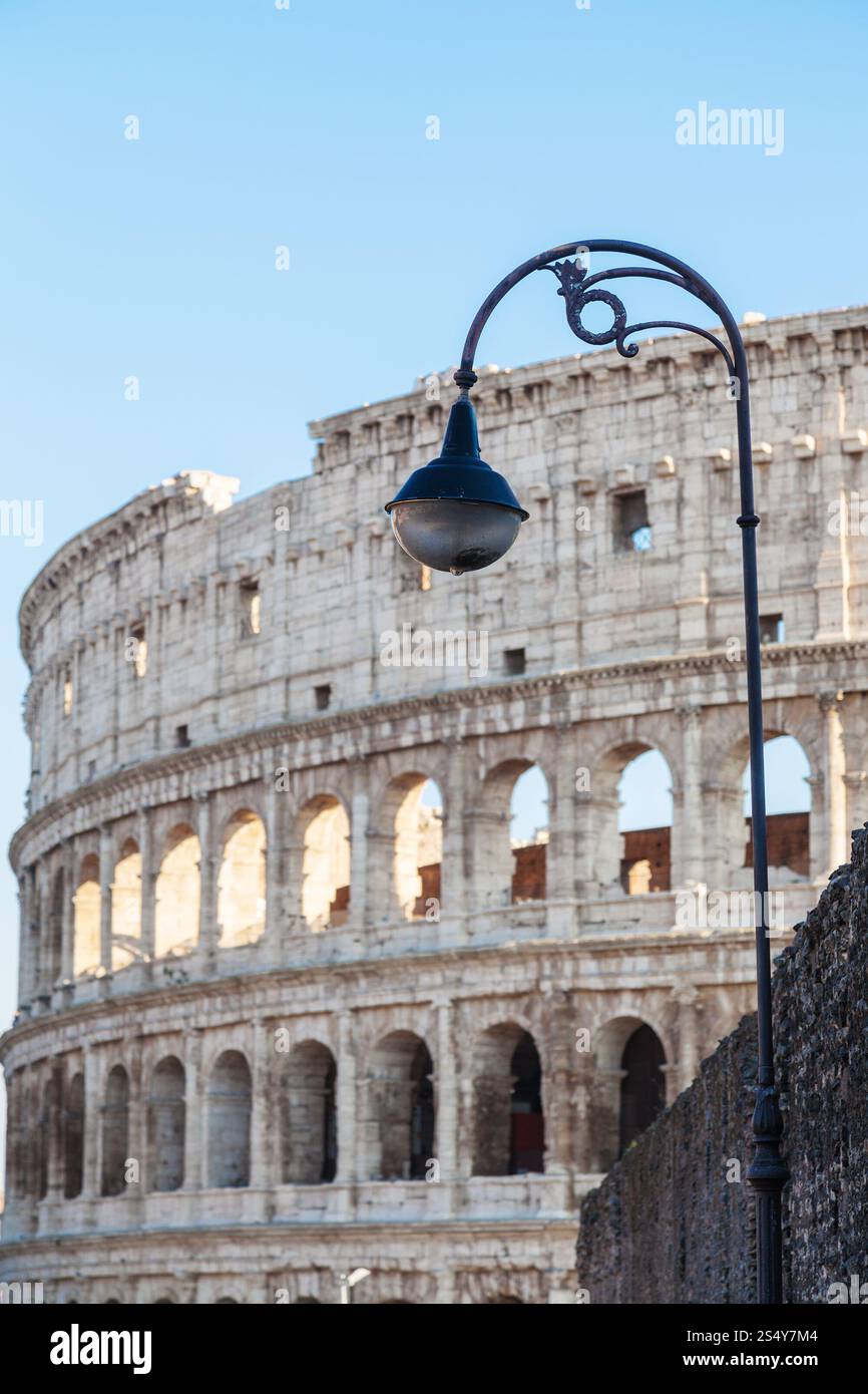 Voyage d'Italie - Lanterne urbaine et le Colisée de Rome en arrière-plan Banque D'Images