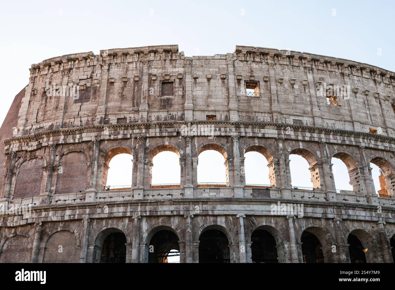 Voyage d'Italie - mur de l'ancien amphithéâtre romain Colisée à Rome city en soir Banque D'Images