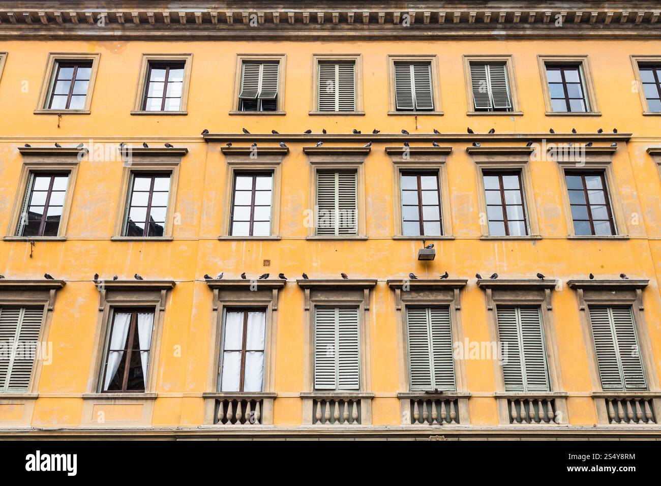 Voyage d'Italie - jaune façade d'immeuble ancien dans la ville de Florence Banque D'Images