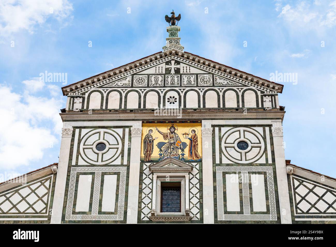 Voyage d'Italie - toit décoré de la Basilique de San Miniato al Monte (St Minias sur la montagne) dans la ville de Florence Banque D'Images
