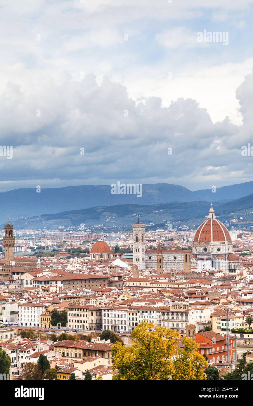Voyage d'Italie - vue du ciel nuageux au-dessus du centre de la ville de Florence à partir de San Miniato al Monte en automne Banque D'Images