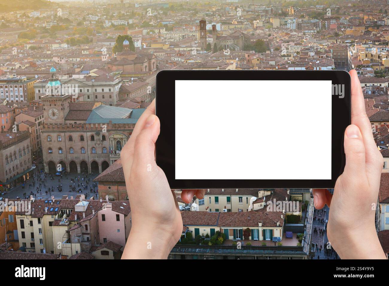 Travel Concept - photographies touristiques place principale de la ville de Bologne sur tablette avec écran découpe avec place vide pour la publicité en Italie Banque D'Images