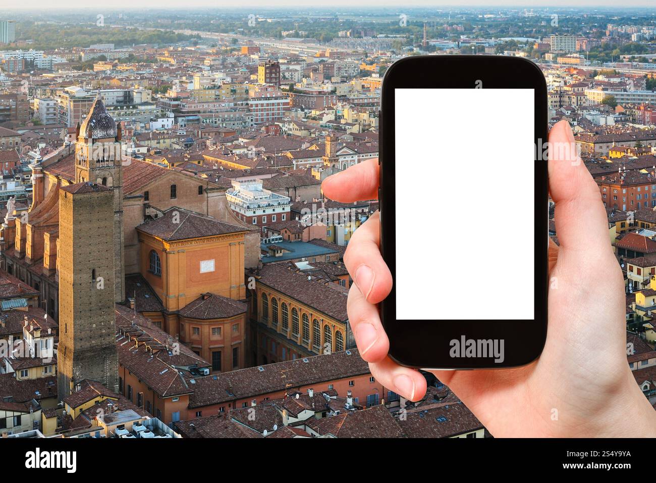 Travel Concept - photographies touristiques sur les toits de Bologne Smartphone avec écran découpe avec place vide pour la publicité en Italie Banque D'Images