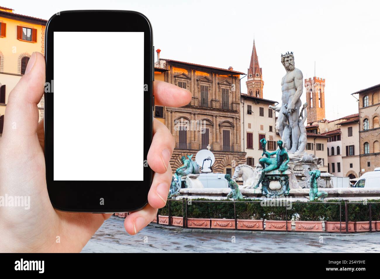 Concept de voyage - photographies touristiques Piazza signoria avec fontaine Neptune dans la ville de Florence sur smartphone avec écran découpé avec place vide pour Banque D'Images
