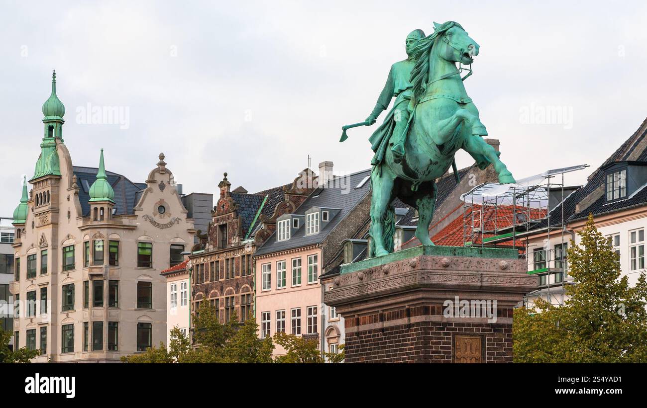 Absalon sur Hojbro Plads statue square et maisons urbaines dans la ville de Copenhague Banque D'Images