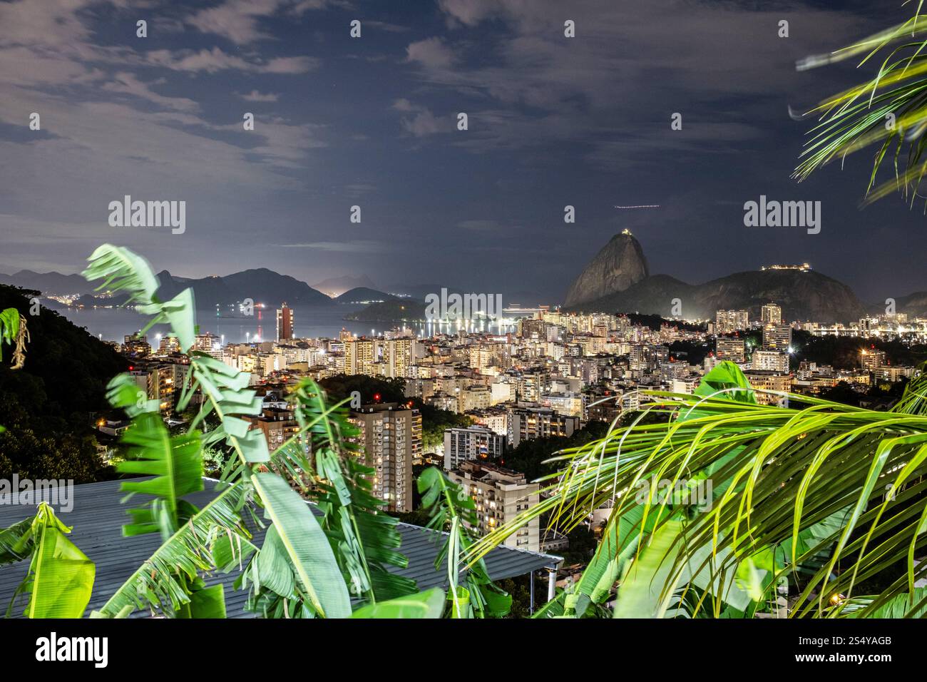 Vue de nuit sur Rio de Janeiro vers Sugarloaf Mountain depuis Favela Pereira da Silva. Brésil. Banque D'Images