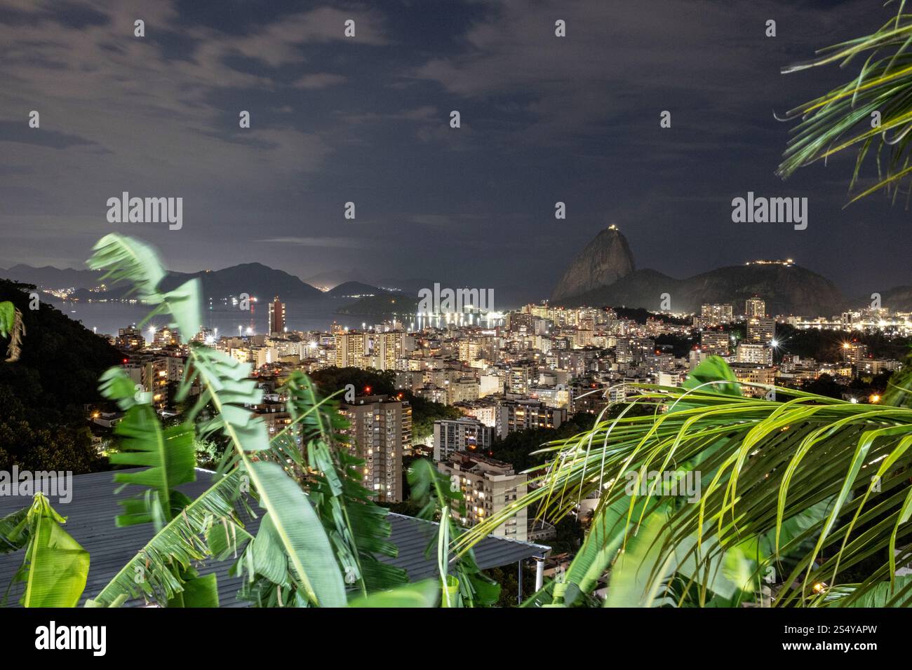 Vue de nuit sur Rio de Janeiro vers Sugarloaf Mountain depuis Favela Pereira da Silva. Brésil. Banque D'Images