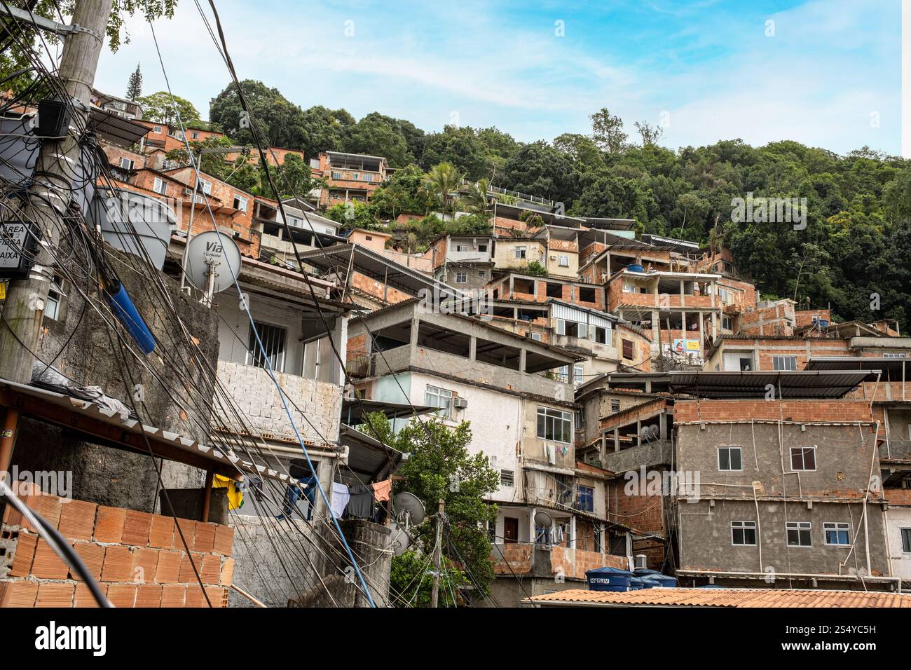 Maisons jumelées sur la colline à Favela Pereira da Silva, Rio de Janeiro, Brésil Banque D'Images