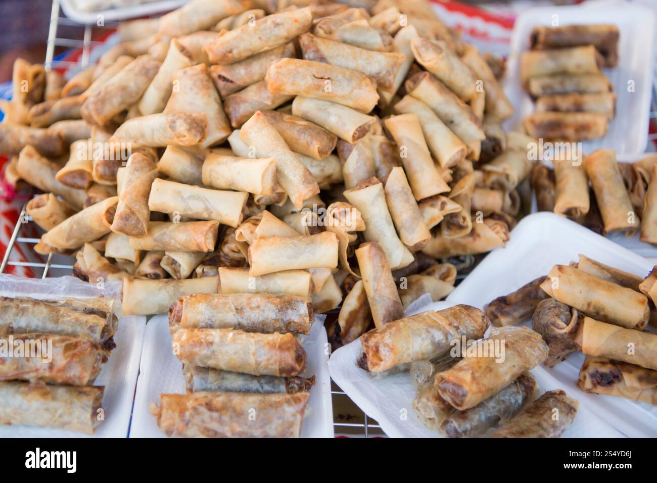 Rouleaux de printemps et nourriture traditionnelle lao au festival Pha That Luang dans la ville de vientiane au Laos dans le sud-astasie. LAOS VIENTIANE PHA ÇA Banque D'Images