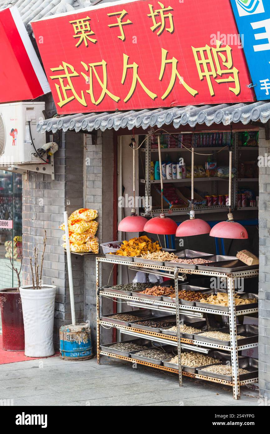 PÉKIN, CHINE - 19 MARS 2017 : stand de restauration rapide sur la rue Liangshidian dans le quartier des affaires de Dashilanr, au sud de la place Tiananmen, à l'ouest de Qianmen Banque D'Images