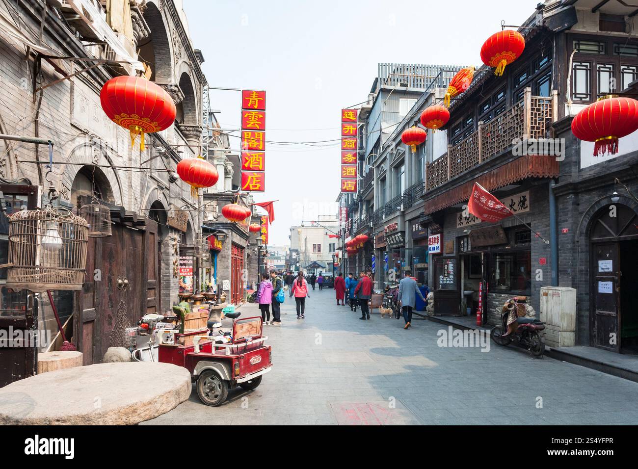 BEIJING, CHINE - le 19 mars 2017 : les gens sur la rue commerçante Dashilan dans l'Ouest Zone Hutong dans la vieille ville. Rues étroites Hutongs sont protégés pour préserver Banque D'Images