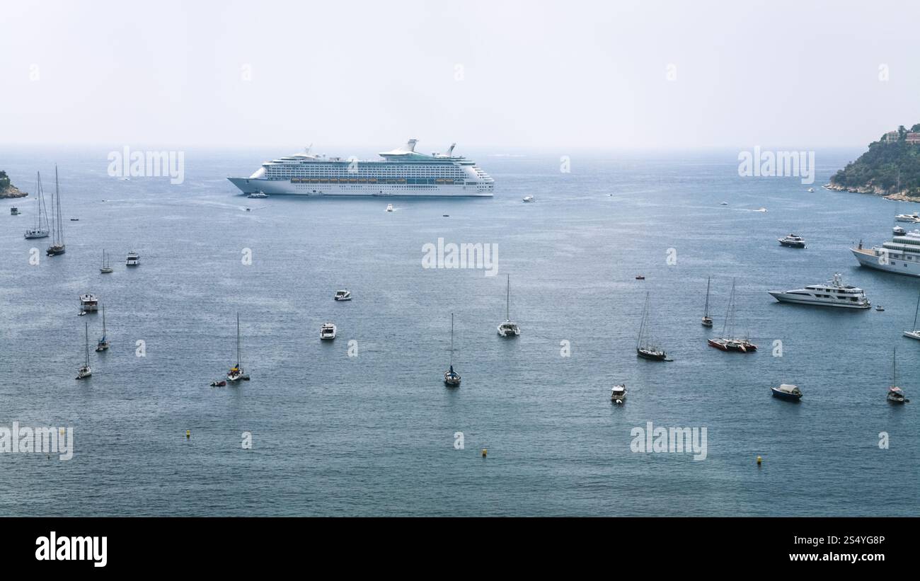 Voyage en France - paquebot, bateaux, yacht près de Nice ville sur la côte d'azur de la Côte d'azur Banque D'Images