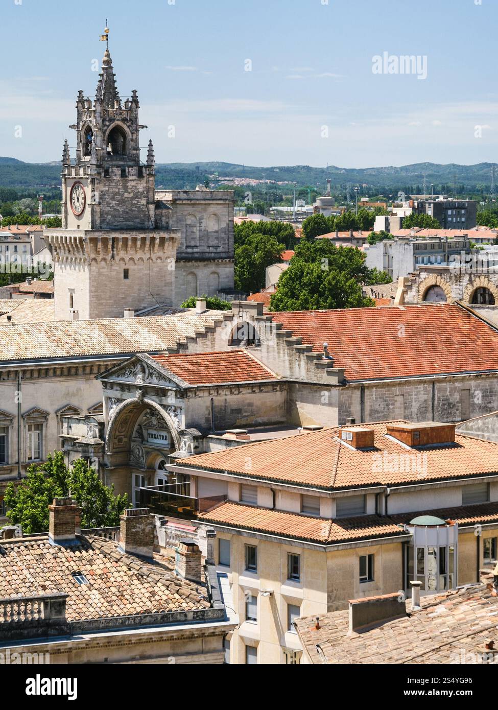 Billet à la Provence, France - skyline de la ville médiévale de Avignon ville avec tour de l'horloge de l'Hôtel de Ville (mairie) Banque D'Images