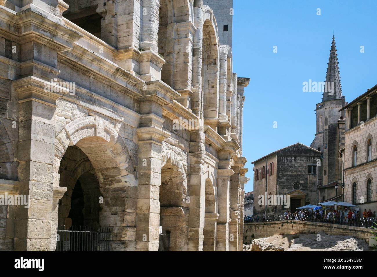 Voyage en Provence, France - murs d'Arenes dArles (amphithéâtre romain) dans la ville d'Arles Banque D'Images