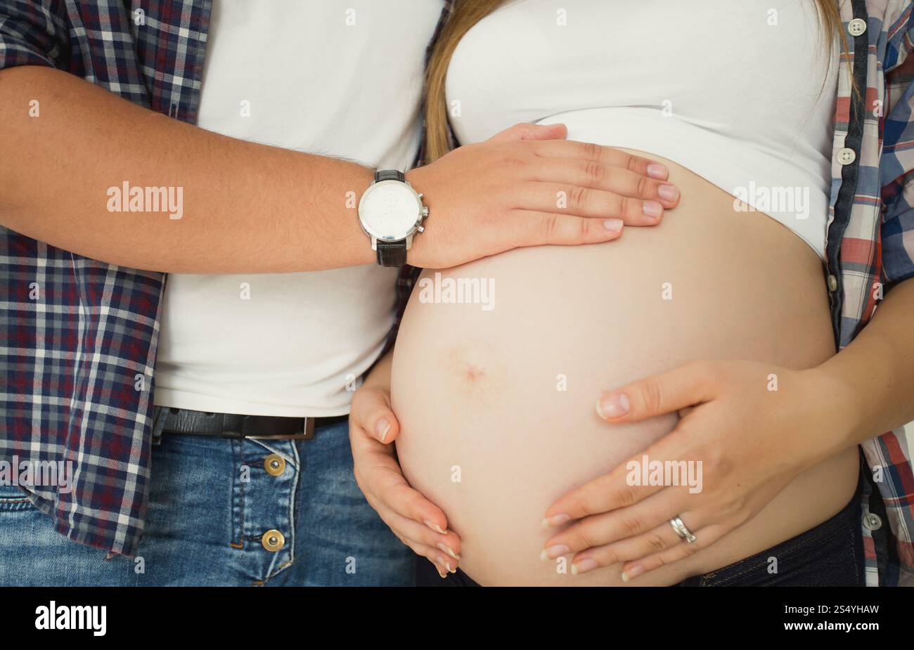 Gros plan photo tonique d'un jeune homme touchant le ventre d'une femme enceinte Banque D'Images
