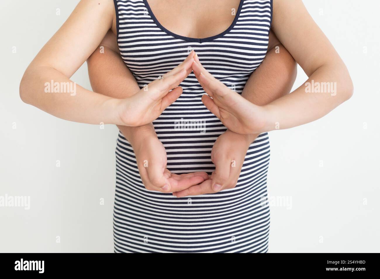 Gros plan photo d'un couple heureux tenant la main en forme de maison Banque D'Images