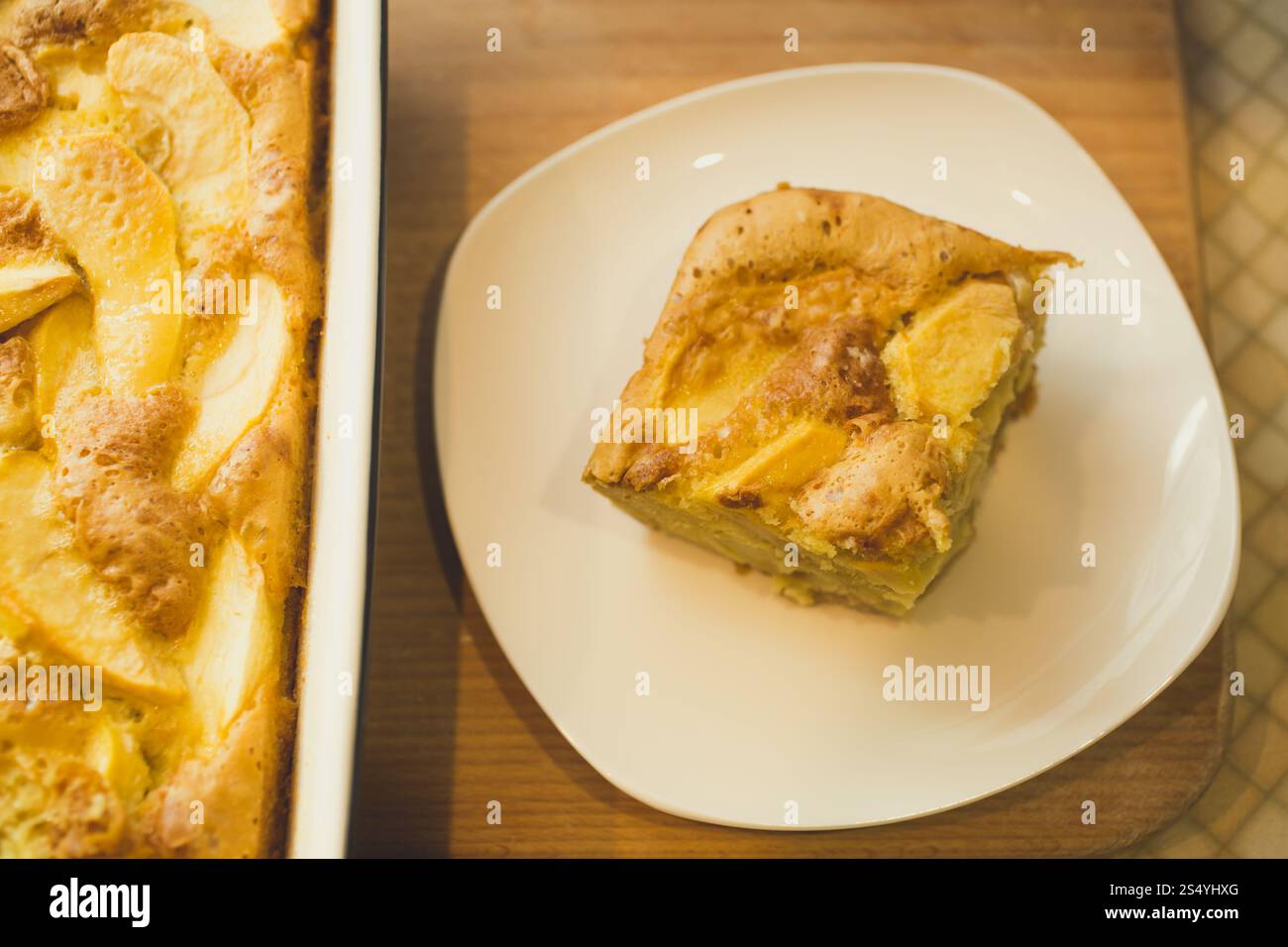 Morceau de tarte aux pommes maison sur plat blanc Banque D'Images