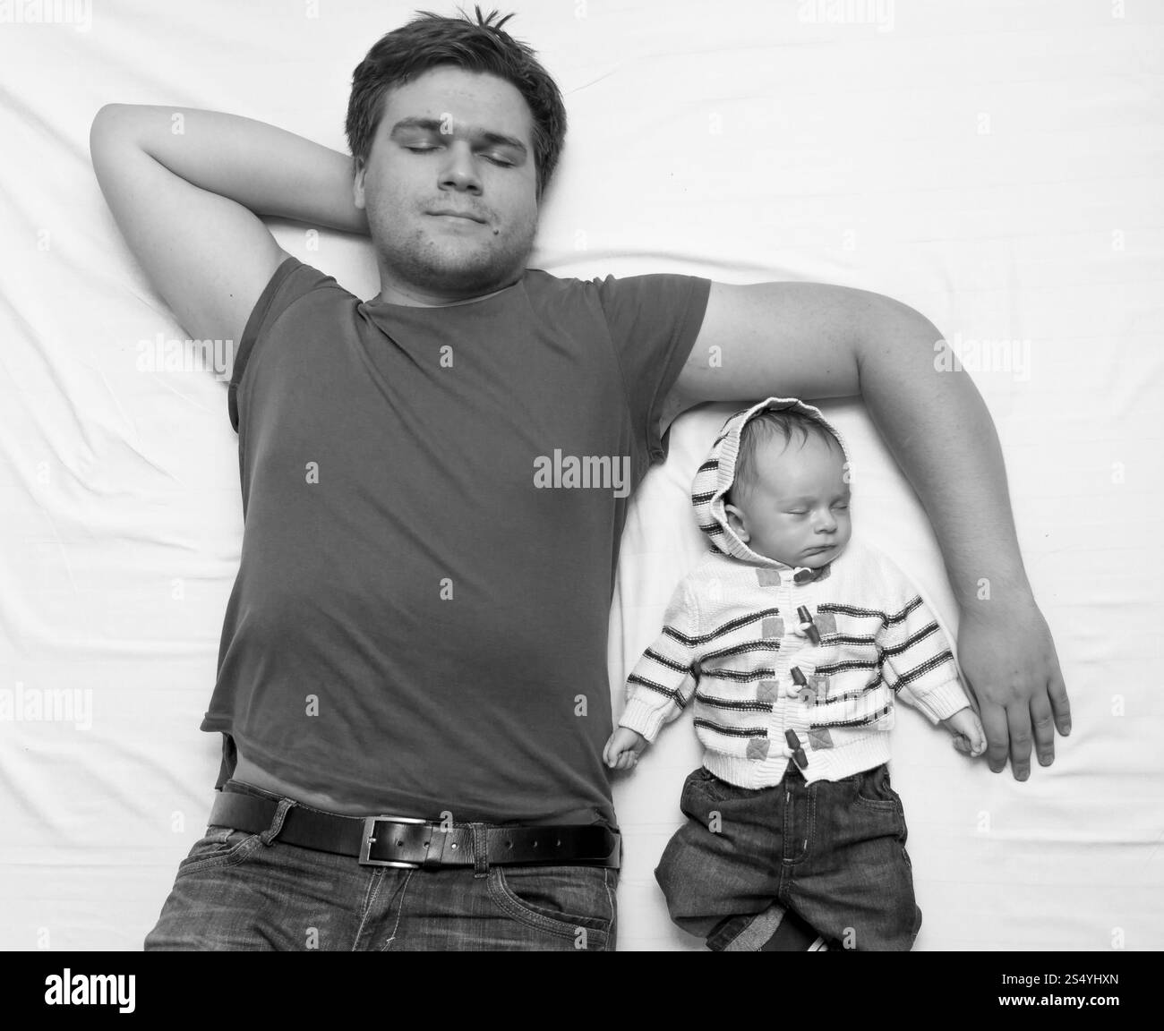 Image vue de dessus du père et du bébé garçon dormant sur le lit Banque D'Images
