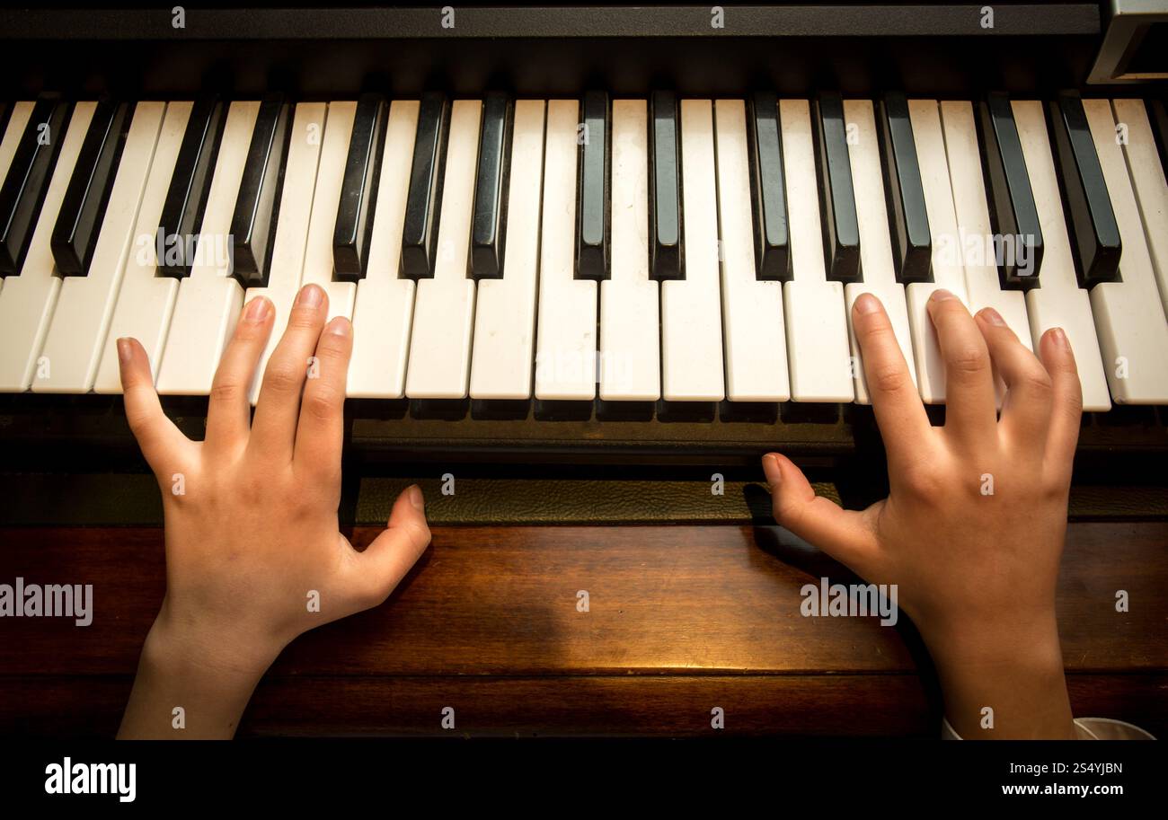 Gros plan photo de mains d'enfants jouant sur le piano Banque D'Images