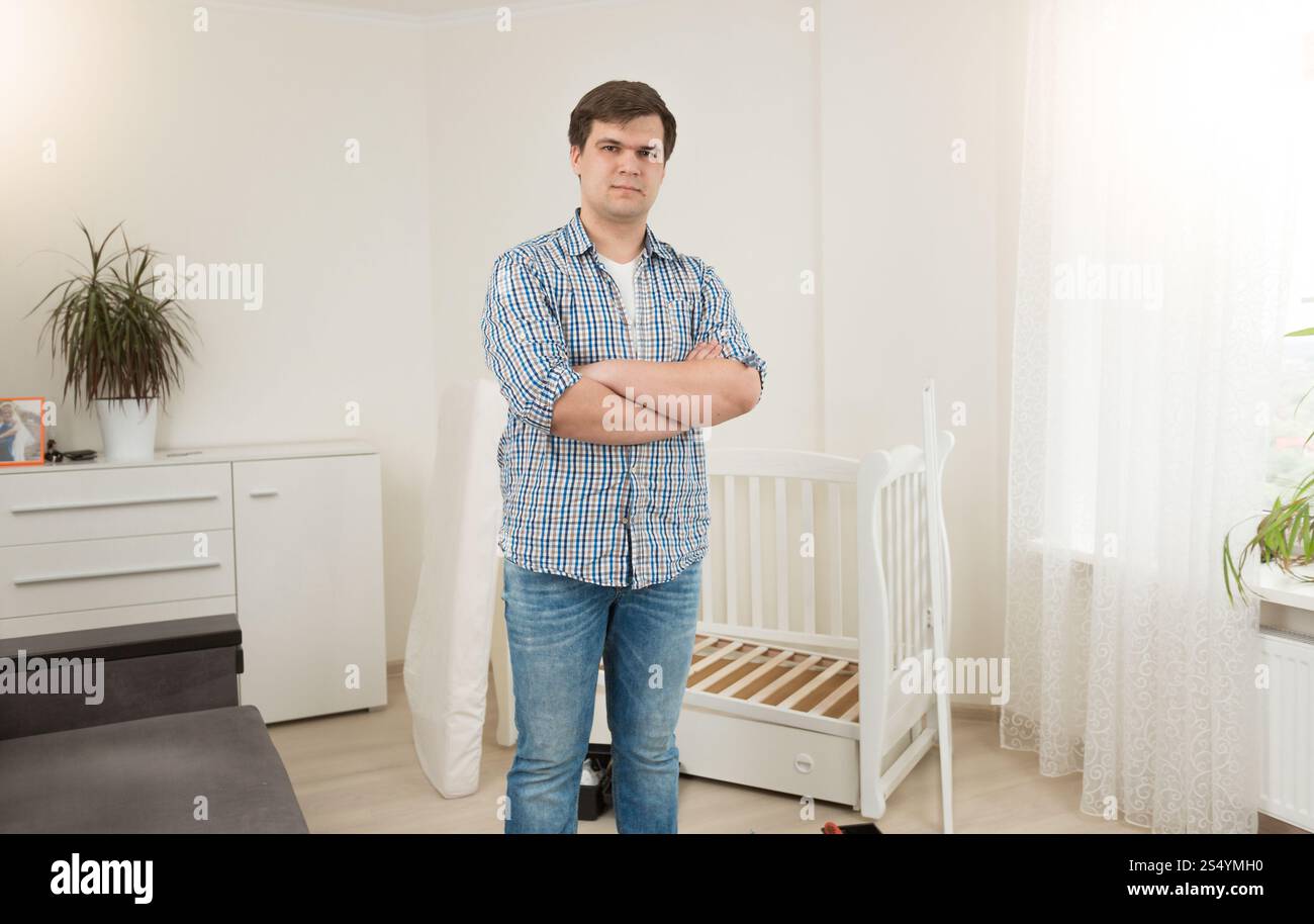 Jeune homme beau debout au berceau démonté Banque D'Images