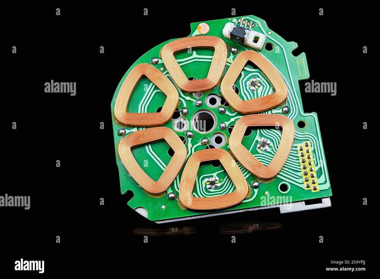 Gros plan stator du moteur électrique DC sans balais sur fond noir. Bobinage de fil de cuivre avec 3 capteurs à effet Hall sur carte de circuit imprimé verte. Banque D'Images
