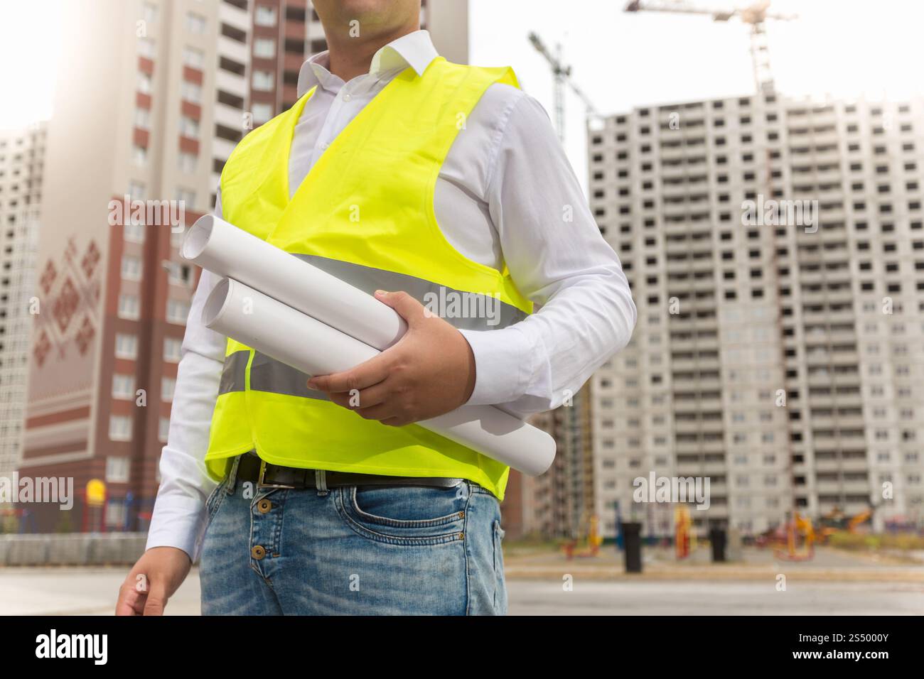 Gros plan d'un ingénieur en construction tenant des plans Banque D'Images