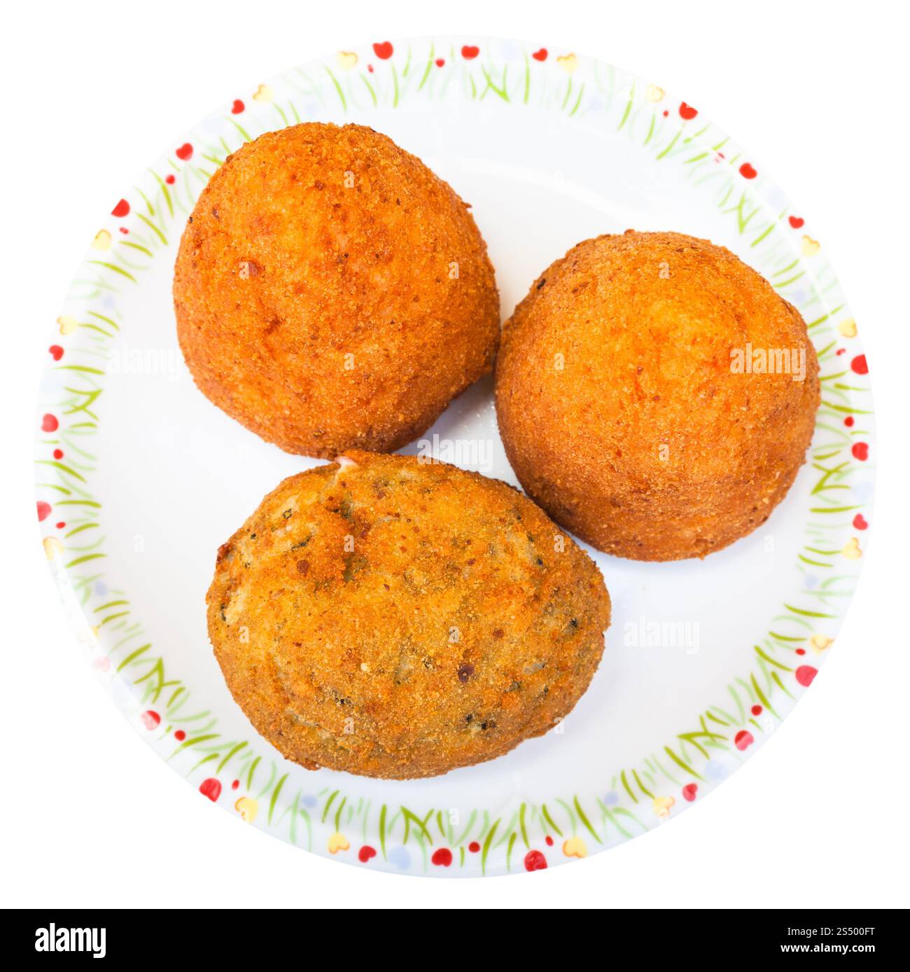 L'alimentation de rue traditionnels siciliens - Vue de dessus de diverses boules de riz arancini sur plateau isolé sur fond blanc Banque D'Images