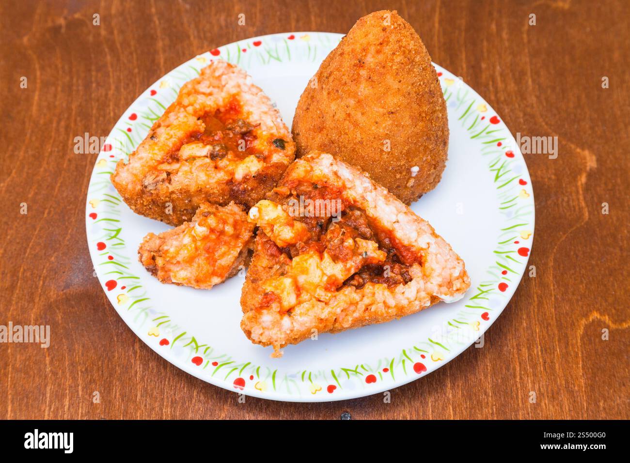 L'alimentation de rue traditionnels siciliens - Boules de riz farcies de ragoût de viande arancini sur table Banque D'Images