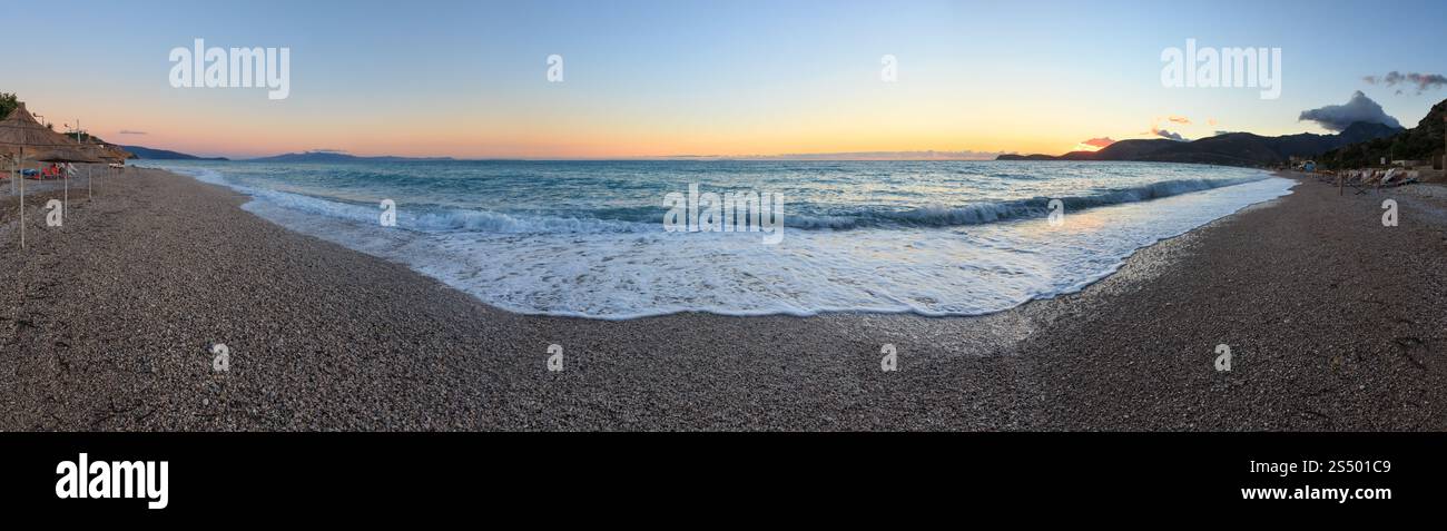 Summer sunset beach paysage (Albanie). Trois coups stitch panorama. Banque D'Images