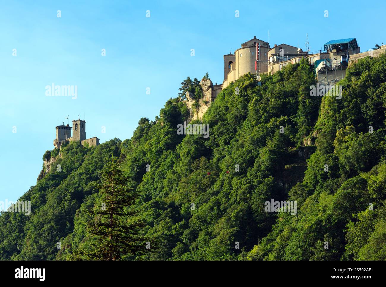La République de Saint-Marin (de la plus ancienne république du monde) avec vue sur la Mont Titano et Cesta tower Banque D'Images