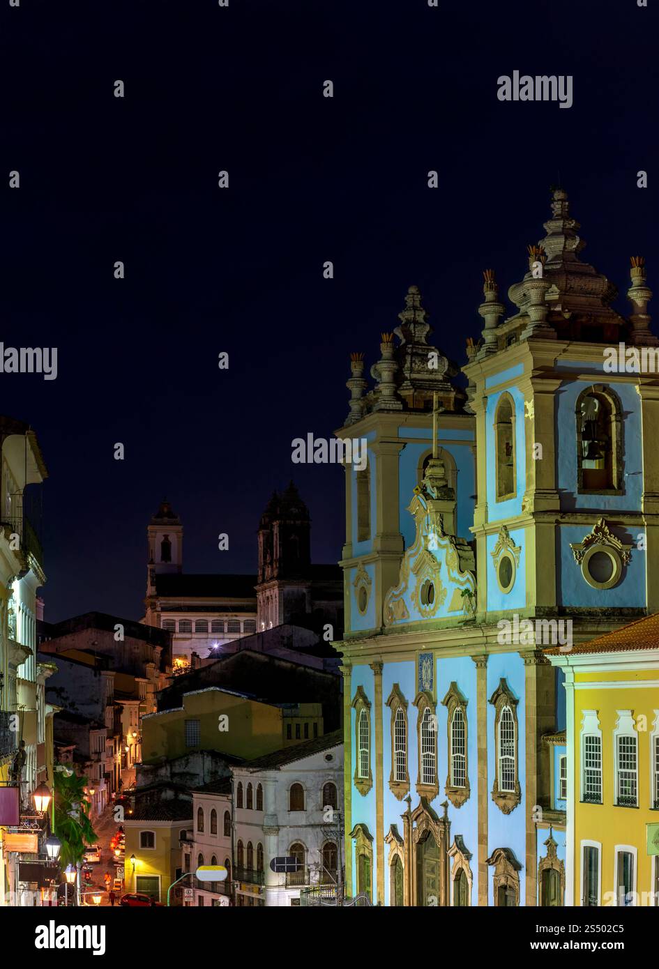 Vue sur le quartier historique de Pelourinho, les maisons et les églises au crépuscule dans la ville de Salvador à Bahia Banque D'Images
